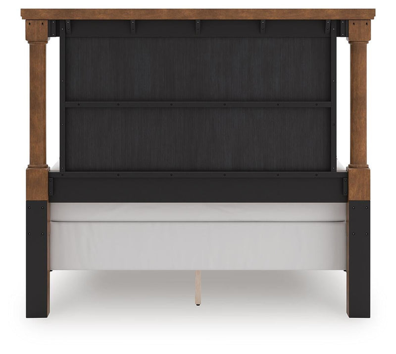 Chadworth Queen Poster Bed with Mirrored Dresser